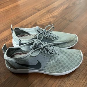 womens gray nike sneakers